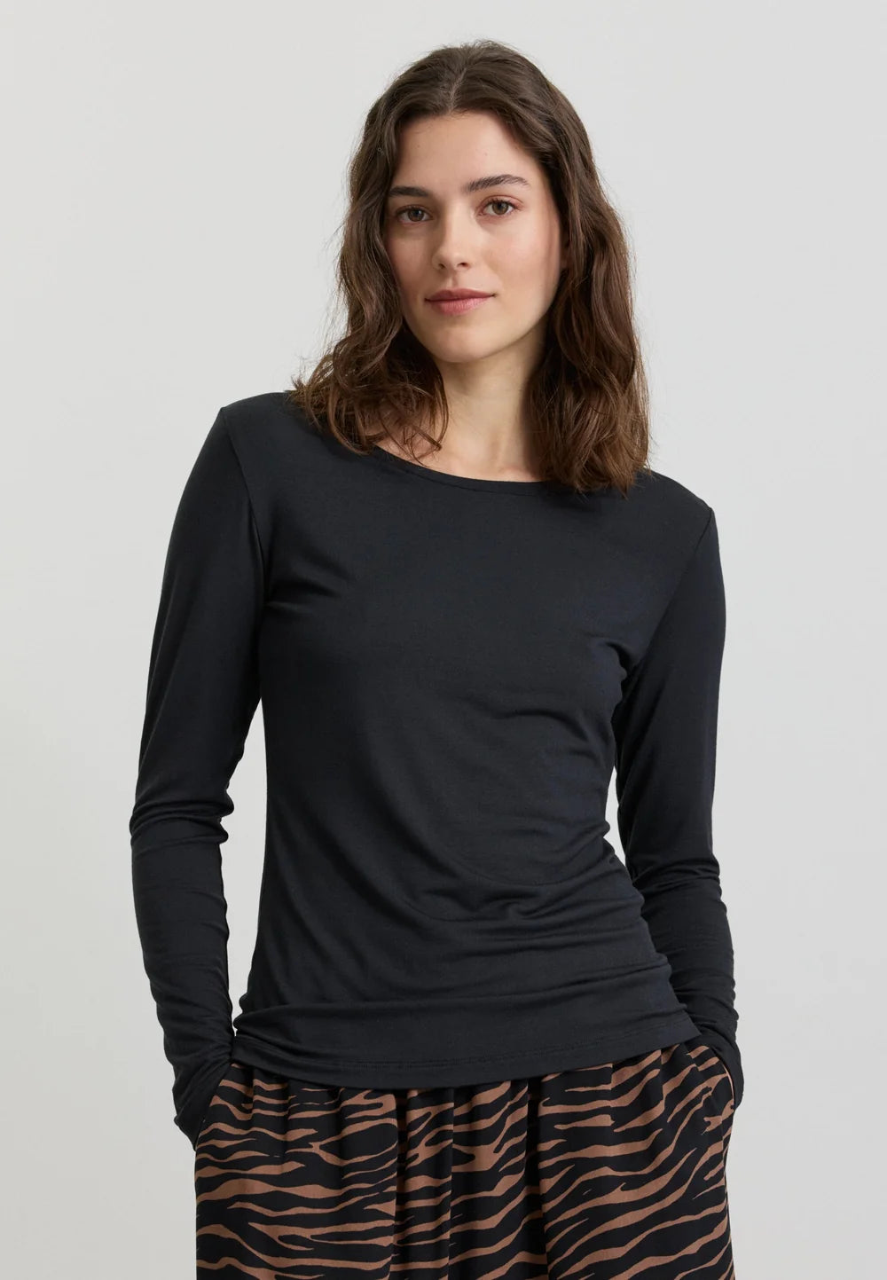 Longsleeve AVENUELA black | recolution