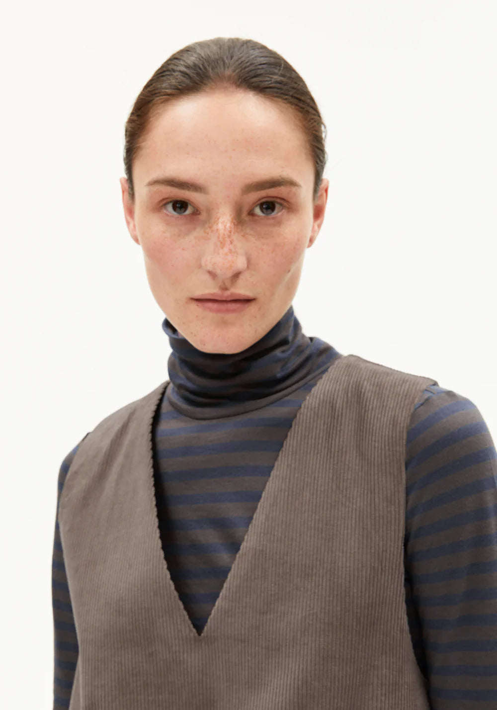 Kleid PINAAFO CORDUROY walnut cream | ARMEDANGELS