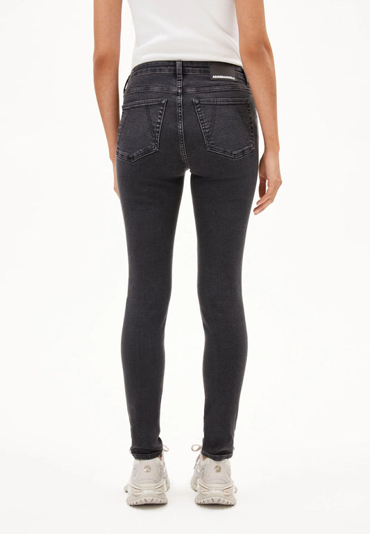 Jeans TILLAA MID WAIST SKINNY true black washed | ARMEDANGELS