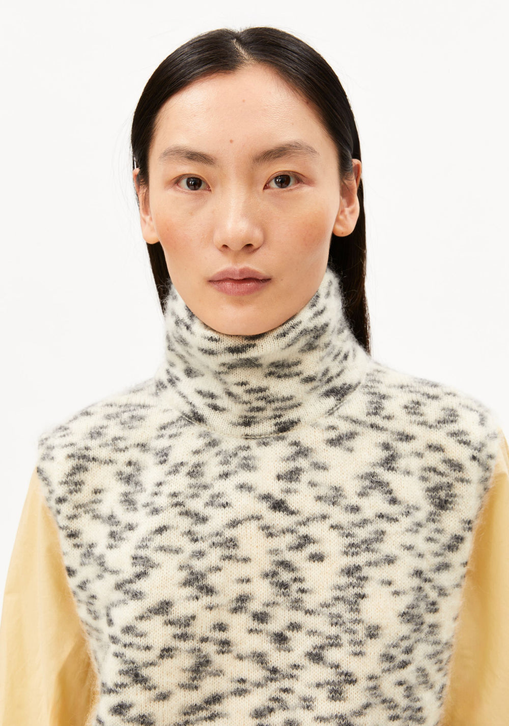 MOHAIR BLEND DOTS KNIT VEST oatmilk-black | ARMEDANGELS