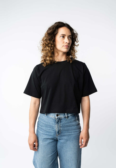 Cropped T-Shirt DESNA schwarz | MELAWEAR