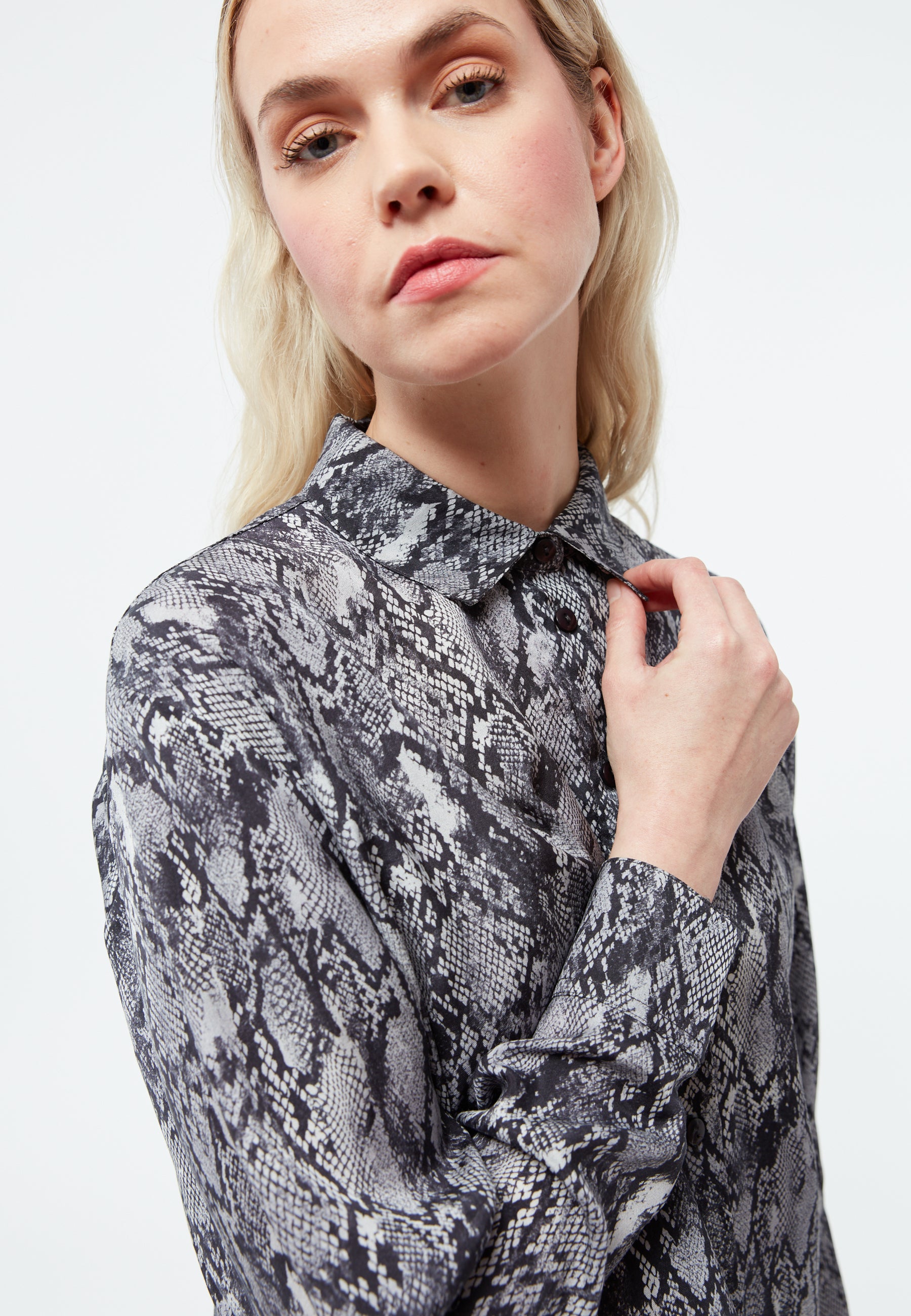 Blouse GBSavannah Black / Grey (Snake) | GIVN BERLIN
