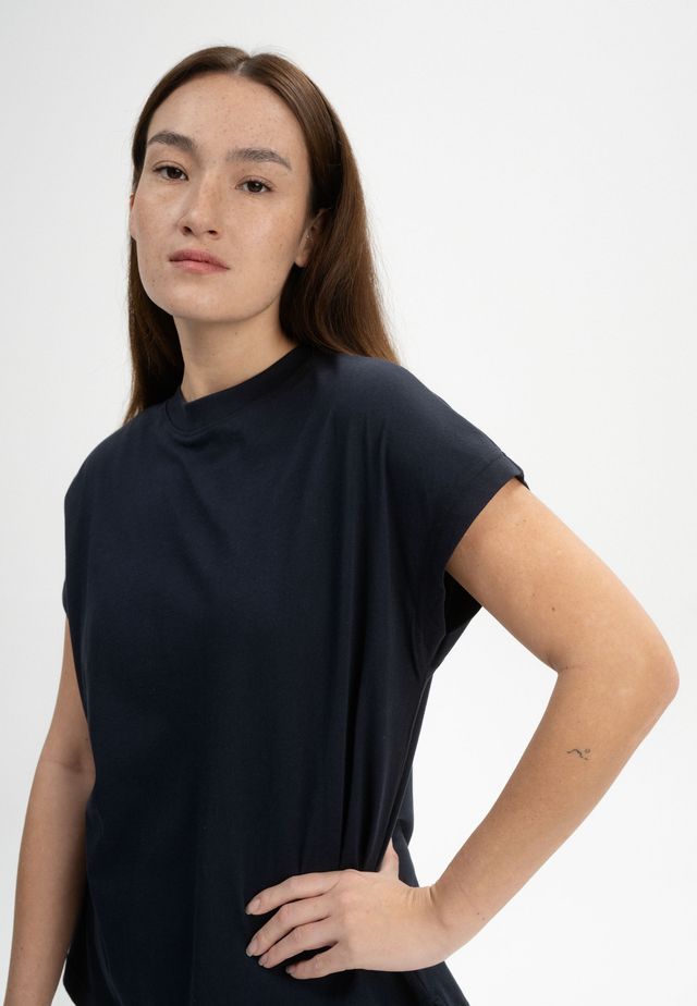 T-Shirt MADHU navy | MELAWEAR