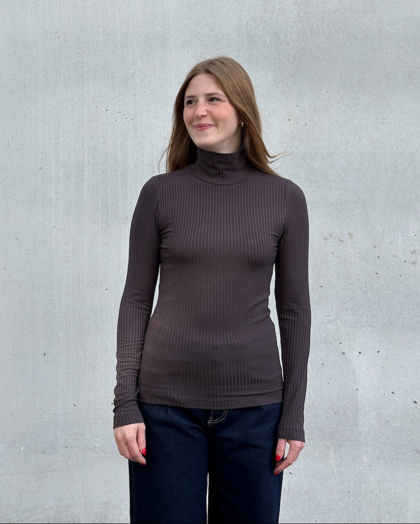 TENCEL™ LYOCELL RIB TURTLENECK MIO mud | JAN ´N JUNE
