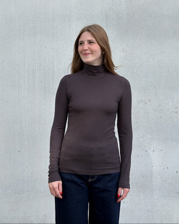 TENCEL™ LYOCELL RIB TURTLENECK MIO mud | JAN ´N JUNE