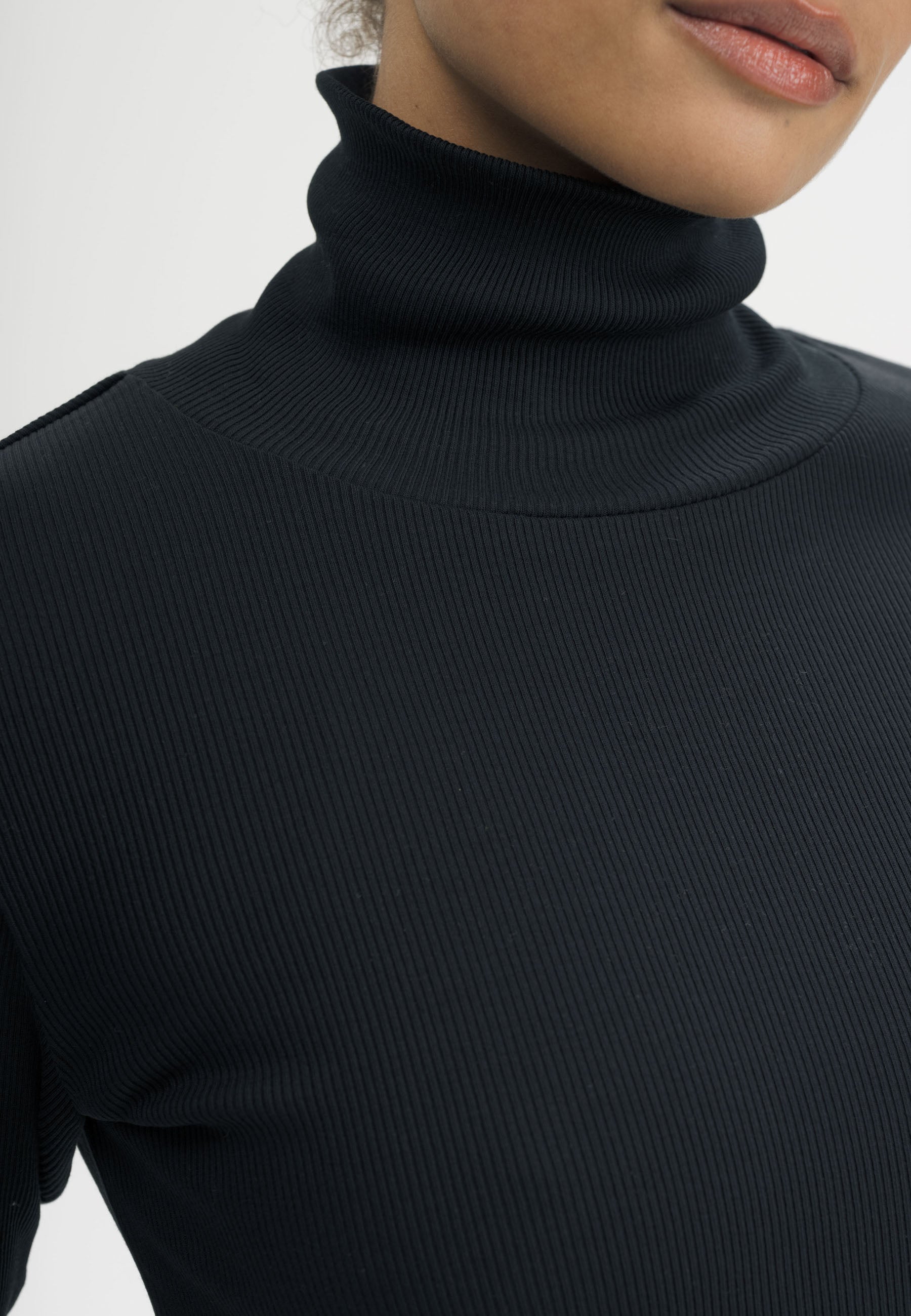 Women Ribbed Turtleneck Longsleeve Style MUNLI schwarz | MELA