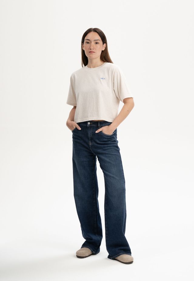 Cropped T-Shirt DESNA print be kind | MELAWEAR