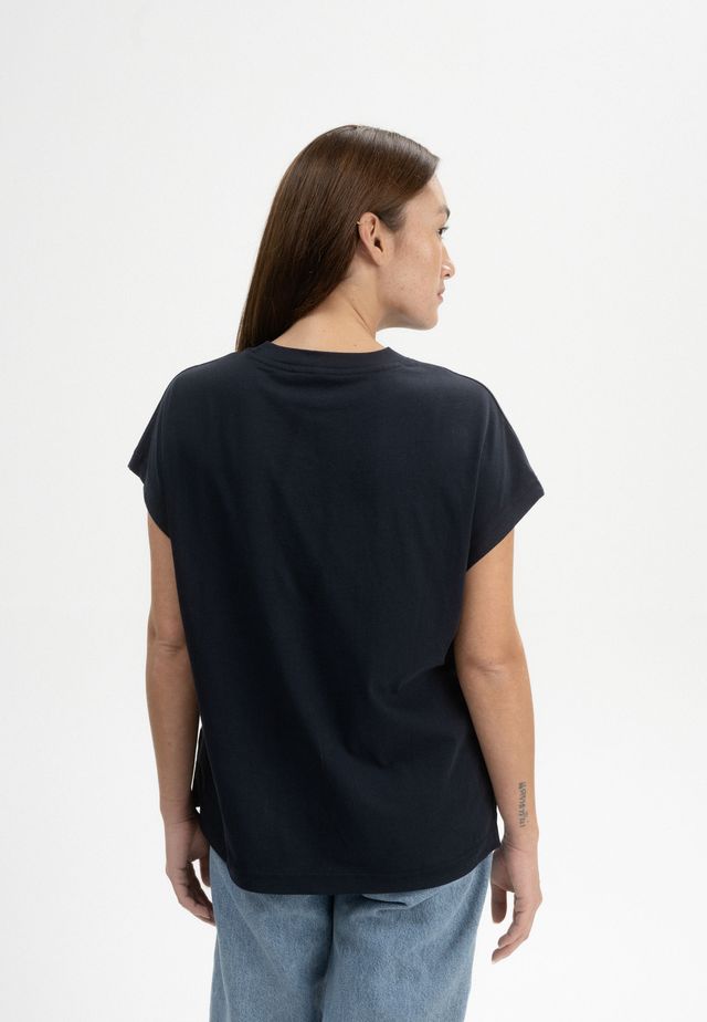 T-Shirt MADHU navy | MELAWEAR