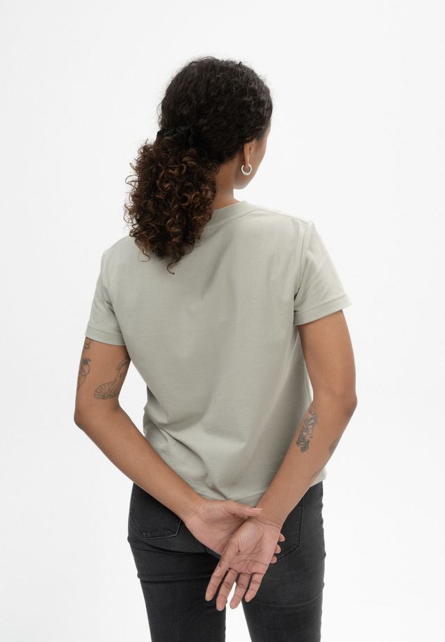 T-Shirt KHIRA dusty green | MELAWEAR