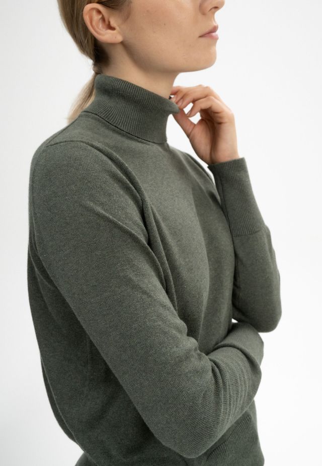 Fine Knit Turtleneck Jumper MAYURA grün melange | MELAWEAR