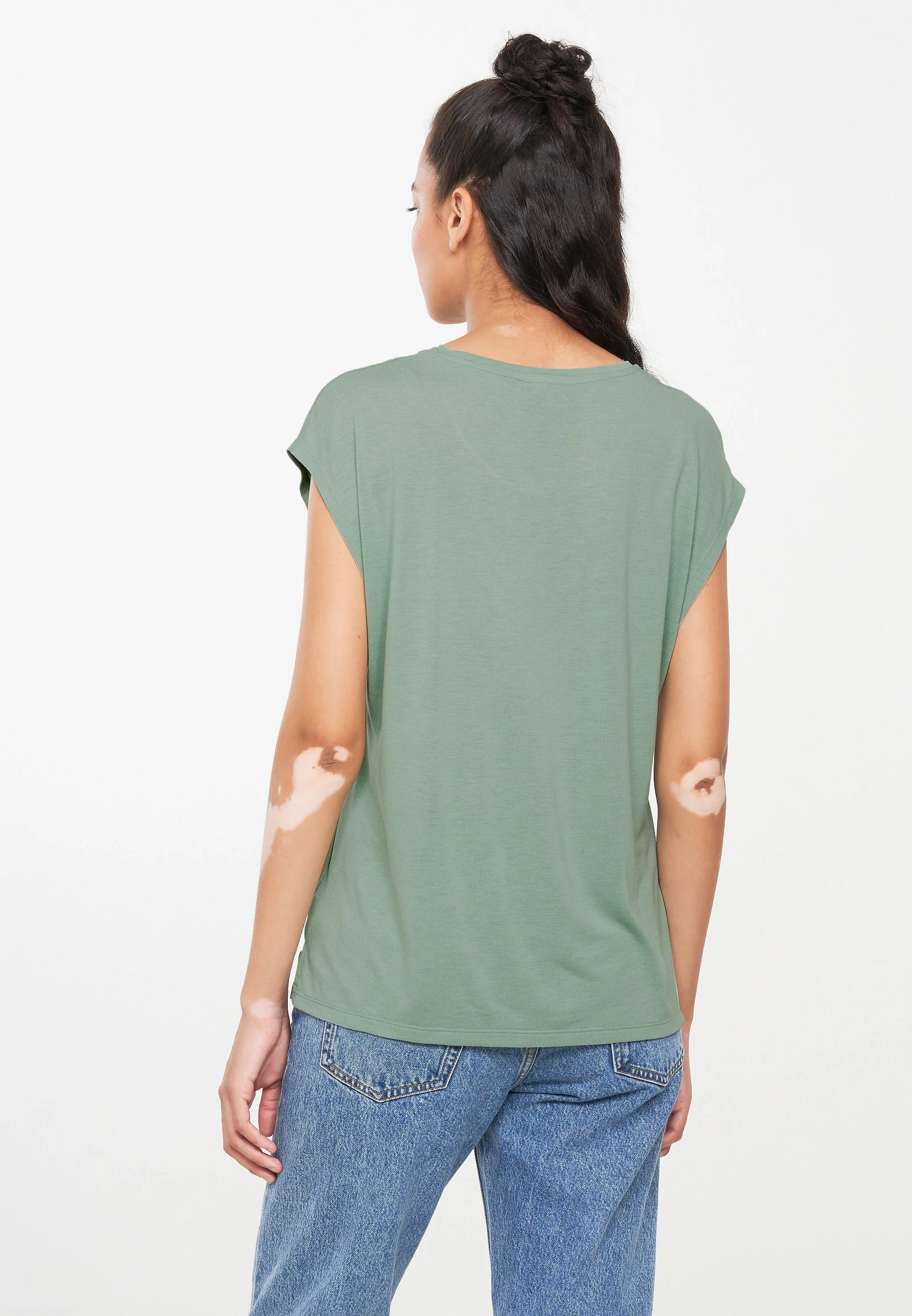 T-Shirt MITHILA ECOVERO™ leaf green | recolution